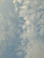 schön Weiß Wolken auf tief Blau Himmel Hintergrund. groß hell Sanft flauschige Wolken sind Startseite das ganz Blau Himmel. Himmelslandschaft auf Lombok Insel, Indonesien foto