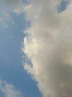 schön Weiß Wolken auf tief Blau Himmel Hintergrund. groß hell Sanft flauschige Wolken sind Startseite das ganz Blau Himmel. Himmelslandschaft auf Lombok Insel, Indonesien foto