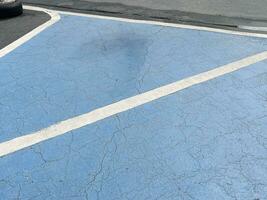 leeren Parkplatz Menge von Blau Farbe. foto