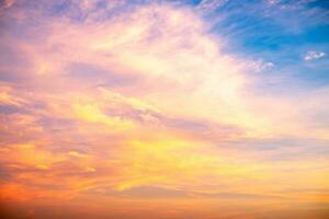 echt tolle schön Sonnenaufgang und Luxus Sanft Gradient Orange Gold Wolken mit Sonnenlicht auf das Blau Himmel perfekt zum das Hintergrund, nehmen im immer, Dämmerung Sonnenuntergang Himmel mit sanft bunt Wolken foto