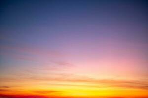 schön von Luxus Sanft Gradient Orange Gold Wolken und Sonnenlicht auf das Blau Himmel perfekt zum das Hintergrund, nehmen im Abend, Dämmerung foto