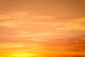 schön von Luxus Sanft Gradient Orange Gold Wolken und Sonnenlicht auf das Blau Himmel perfekt zum das Hintergrund, nehmen im Abend, Dämmerung foto