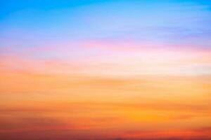 schön von Luxus Sanft Gradient Orange Gold Wolken und Sonnenlicht auf das Blau Himmel perfekt zum das Hintergrund, nehmen im Abend, Dämmerung foto