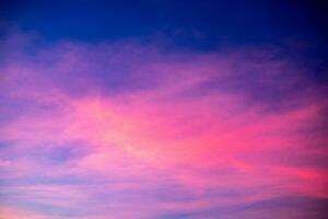 schön Sonnenaufgang und Luxus Sanft Gradient Regenbogen Wolken mit Sonnenlicht auf das golden Rosa patelperfect zum das Hintergrund, nehmen im immer, Dämmerung Sonnenuntergang Himmel mit sanft bunt Wolken foto