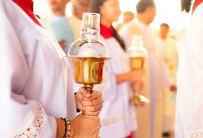 Frau tragen ein Weiß katholisch Büroangestellter Kleid hält ein Kerze zu Zahlen respektiert zu Gott.betet zu Fragen zum ein Segen von Gott. Weihnachten foto