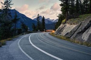 Leichtes Auto auf der Autobahn mit Rocky Mountains im Banff-Nationalpark? foto