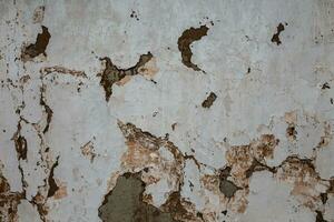 das alt Weiß geknackt Mauer von Lehm Häuser mit Peeling Farbe foto