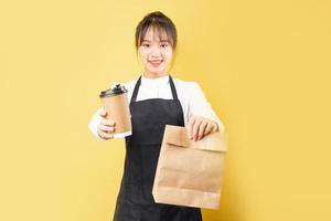 Porträt der fröhlichen Kellnerin auf gelbem Hintergrund foto