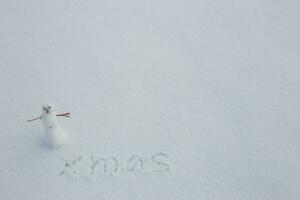 Schneemann im Schnee. Kopieren Raum. Text Weihnachten im Schnee foto