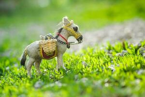 ein Esel im ein Clearing von Grün Gras. ein geladen Esel auf ein Grün Hintergrund. foto