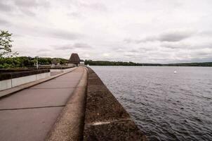 ein lange Gehweg entlang das Kante von ein See foto