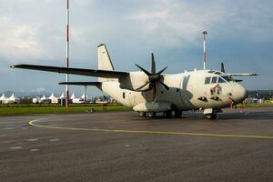 ohne Titel Militär- Transport Flugzeug beim Luft Base. Flughafen und Flugplatz. Luft Macht und Heer Flug Betrieb. Luftfahrt und Flugzeug. Luft Aufzug. Militär- Industrie. fliegen und fliegend. foto