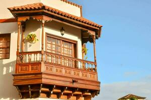 ein hölzern Balkon mit ein Balkon Geländer und ein Balkon foto
