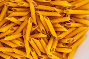ein Schüssel voll von Gelb Pasta foto