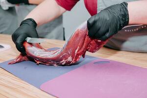 Vorbereitung von roh Fleisch rollen. Kochen Steaks und Fleisch Rollen im das Kochen Klasse. geschnitten Fleisch auf ein Platte. foto