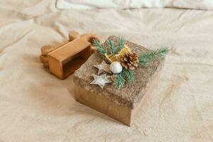 braun Kunst Box mit ein Weihnachten Geschenk. handgemacht Geschenk. das Konzept von Neu Jahr und Weihnachten. foto