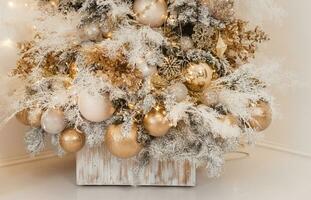 Neu Jahre Innere. Weihnachten Baum im ein Licht Stil und Licht Innere. festlich Atmosphäre. foto
