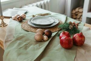 Portion ein festlich Weihnachten Tabelle im skandinavisch Stil. Dekor auf das Tabelle Vor das Urlaub. foto