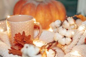 Tasse von Kaffee, Kürbis, getrocknet Herbst Blätter auf Fenster.. Herbst gemütlich Hintergrund foto