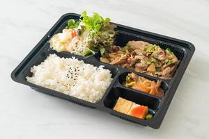 japanischer Reis mit Schweinefleisch-Yaki-Bento-Set foto