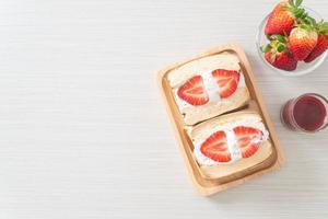 Pfannkuchen-Sandwich Erdbeer frische Sahne foto