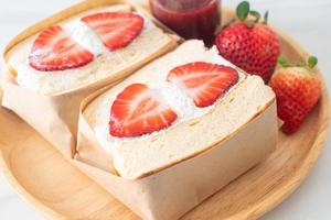 Pfannkuchen-Sandwich Erdbeer frische Sahne foto