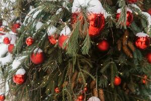 Weihnachten Bäume dekoriert mit rot Luftballons im Vorderseite von das Cafe Eingang. Straße Weihnachten Dekorationen. foto