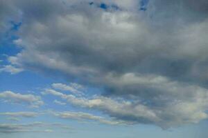 ein groß Blau Himmel mit Wolken Über das Ozean foto