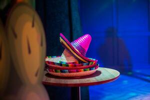 Mexikaner Sombrero Hut im das Dekor von das Halle zum das Urlaub. Mexikaner Stil Party. foto