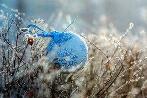 Blau Weihnachten Baum auf ein eisig Baum mit getrocknet eisig Blätter auf das Busch von Spiraea Thunbergii, Thunbergs Mädesüß. Neu Jahre Hintergrund. Raum zum Kopieren und Einfügen. foto