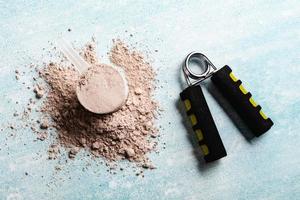 Messlöffel gefüllt mit Proteinpulvern für die Fitnessernährung