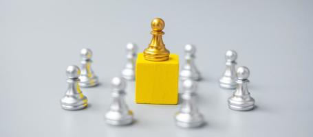 goldene Schachfiguren oder Führergeschäftsmann mit einem Kreis silberner Männer. Sieg, Führung, Geschäftserfolg, Team und Teamwork-Konzept foto