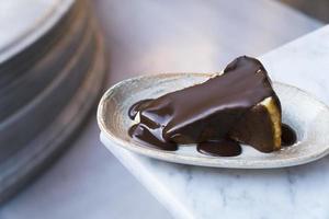 San Sebastian Cheesecake mit dunkler Schokolade drauf foto