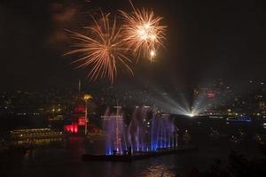 Tag der Republik Feuerwerk und Wassershow am Bosporus von Istanbul vor dem Jungfrauenturm foto