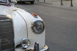 Nahaufnahme Scheinwerfer Detail eines antiken deutschen Autos an der Außenseite foto