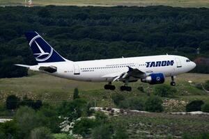 Tarom Passagier Flugzeug beim Flughafen. Zeitplan Flug Reise. Luftfahrt und Flugzeug. Luft Transport. global International Transport. fliegen und fliegend. foto