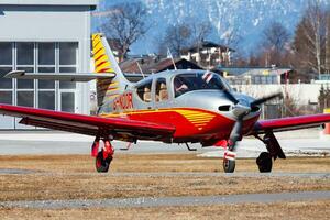 kommerziell Flugzeug beim Flughafen und Flugplatz. klein und Sport Flugzeug. Allgemeines Luftfahrt Industrie. vip Transport. bürgerlich Nützlichkeit Transport. fliegen und fliegend. foto