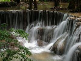 Wasserfall, der eine Schicht in Thailand ist foto
