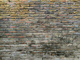 moosig und verwittert Backstein Mauer Mauerwerk zum Hintergrund foto