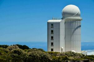 das Observatorium auf oben von ein Berg mit Blick auf das Ozean foto