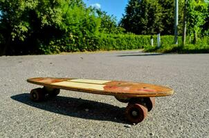 ein Skateboard mit ein hölzern Design auf es foto