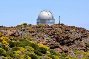 Teleskop auf das oben von das Berg foto