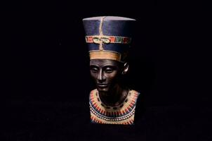 ein ägyptisch Büste mit ein Blau und rot Kopfschmuck foto