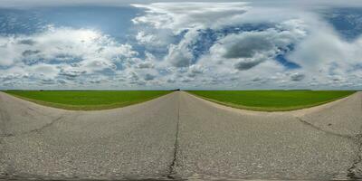 kugelförmig 360 hdri Panorama auf alt Asphalt Straße mit Risse mit Wolken und Sonne auf Blau Himmel im gleichwinklig nahtlos Projektion, wie Himmel Ersatz im Drohne Panoramen, Skybox Spiel Entwicklung foto