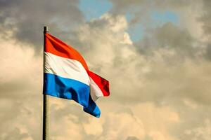 das Niederlande Flagge winken im das Wind foto