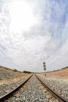 ein Eisenbahn Spur im das Wüste foto