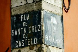 ein Straße Zeichen Das sagt rua de Santa Cruz tun castelo foto