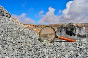 Vergrößerung Glas auf das Boden im das Wüste foto