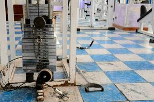 ein Fitnessstudio mit Gewichte und Maschinen foto