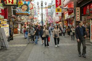 Dotonbori Osaka Japan - - 5. November 2018 groß Nummer von Tourist Attraktion zu Dotonbori Kreis einer von die meisten Beliebt Reisen Ziel im Osaka Japan foto